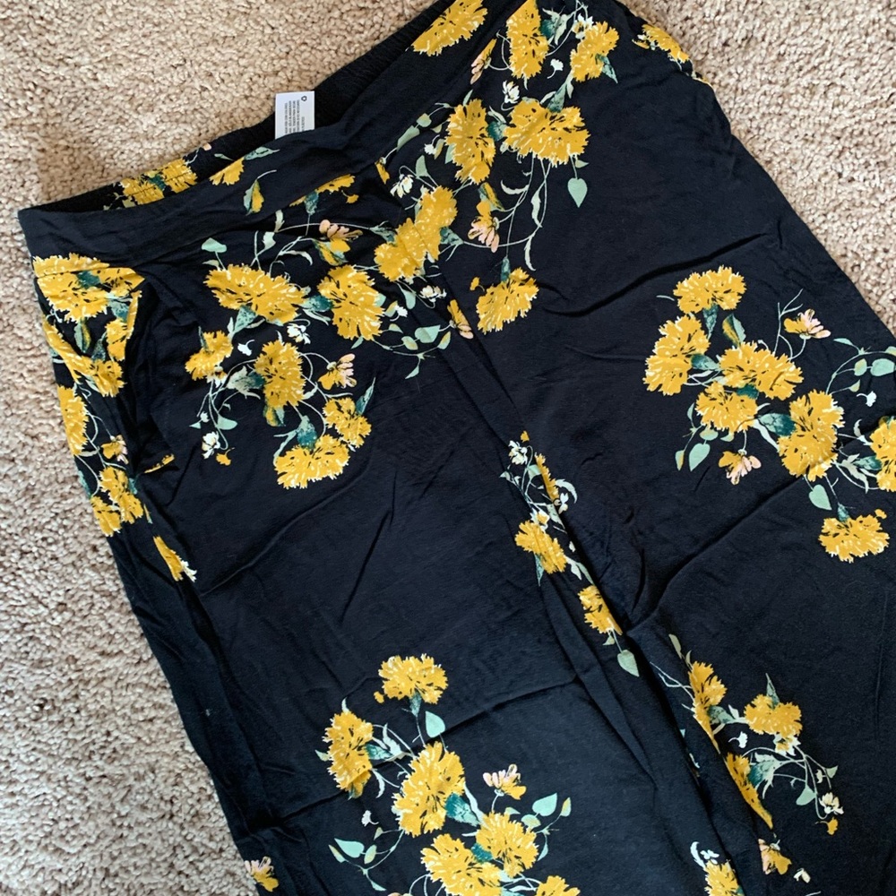 Petite Floral Cropped Pants